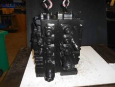 Distribuitor hidraulic pentru excavator New Holland Kobelco E305