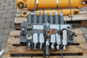 Distribuitor hidraulic pentru excavator liebherr a 934 c
