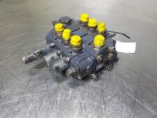 Distribuitor hidraulic pentru încărcător frontal Hanomag 15 F