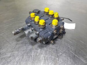 Distribuitor hidraulic pentru încărcător frontal hanomag 15 f 1 Distribuitor hidraulic pentru încărcător frontal hanomag 15 f
