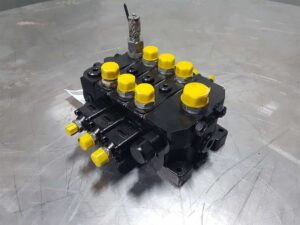 Distribuitor hidraulic yanmar b37v - 4 sectii 1 Distribuitor hidraulic yanmar b37v – 4 sectii