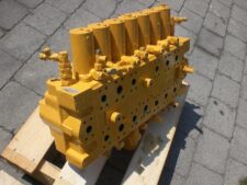 Distribuitor hidraulic galben pentru Liebherr R 912, import Germania