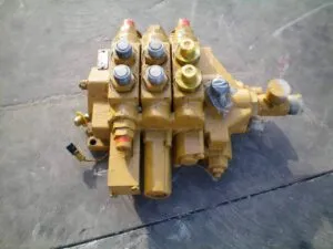 Distribuitor hidraulic pentru buldoexcavatoare caterpillar