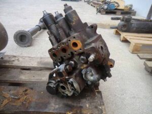 Distribuitor hidraulic pentru incarcator frontal volvo l120c 1 Distribuitor hidraulic pentru incarcator frontal volvo l120c