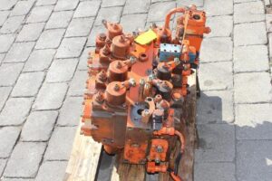 Distribuitor hidraulic second-hand pentru atlas 1702/1704 1 Distribuitor hidraulic second-hand pentru atlas 1702/1704