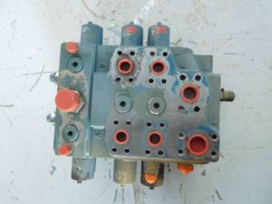 Distribuitor second-hand pentru încărcător frontal liebherr l564 1 Distribuitor second-hand pentru încărcător frontal liebherr l564