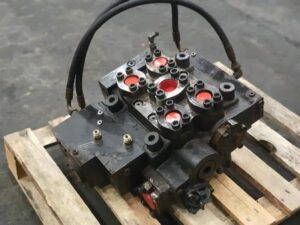 Distribuitor hidraulic pentru volvo l180 1 Distribuitor hidraulic pentru volvo l180