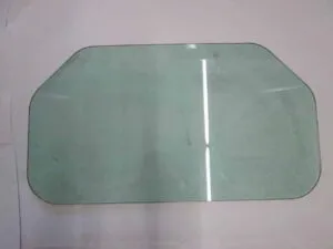 Geam securizat pentru utilaj bobcat – transparent, formă dreptunghiulară cu colțuri rotunjite