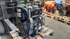 Motor second-hand Hatz 2G30 pe palet în depozit industrial