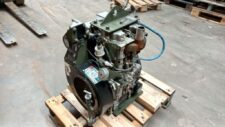 Motor second-hand Hatz 2G40 pe palet în hala industrială