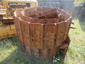 Lanț șenilă pentru buldozer caterpillar d5h - model vechi, ruginit 1 Lanț șenilă pentru buldozer caterpillar d5h – model vechi, ruginit