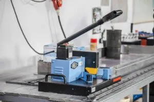 Mașină de sertizat furtune hidraulice uniflex hm200