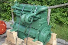 Motor Mercedes-Benz OM 352 - Verde, pe Suport din Lemn