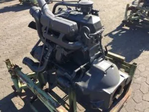 Motor mercedes-benz om364la 13 – vedere laterală pe suport metalic