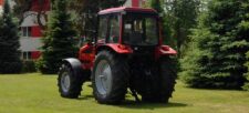 Tractor roșu pe gazon verde, vedere din spate