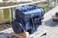Motor Deutz BF6L913T recondiționat pe platformă de lemn, lângă un lac