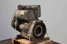 Motor Deutz F2L912 pe palet din lemn, vedere frontală