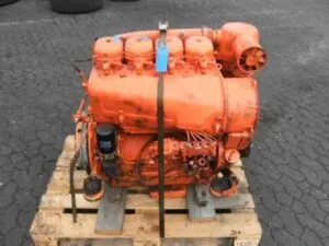 Motor deutz f4l913, portocaliu, pe palet