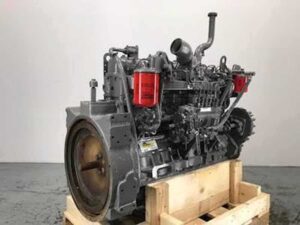 Motor komatsu s6d105-1 recondiționat pe palet de lemn 1 Motor komatsu s6d105-1 recondiționat pe palet de lemn
