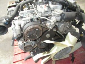 Motor mitsubishi fuso 4m50 - vedere frontală 1 Motor mitsubishi fuso 4m50 – vedere frontală