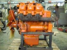 Motor Mercedes de culoare portocalie pentru utilaje de construcții