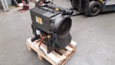 Motor Diesel Deutz F3L2011 pe palet în atelier industrial