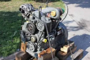 Motor diesel liebherr l 507 – vedere frontală pe platformă de transport