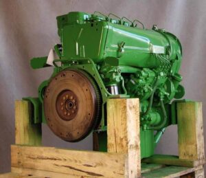 Motor recondiționat deutz bf4l913t - verde, montat pe suport din lemn 1 Motor recondiționat deutz bf4l913t – verde, montat pe suport din lemn