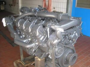 Motor second hand mercedes v8