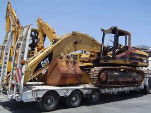 Excavator caterpillar pe platformă pentru transport și piese de schimb 1 Excavator caterpillar pe platformă pentru transport și piese de schimb