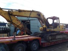 Excavator Komatsu PC210-8 pe platformă pentru dezmembrare