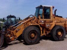 Piese din dezmembrări pentru buldoexcavator Case 621B: motor, axa față, axa spate, diferențial