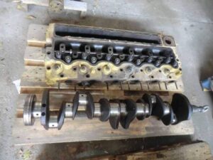 Set piese motor caterpillar d333 - chiulasă și arbore cotit 1 Set piese motor caterpillar d333 – chiulasă și arbore cotit