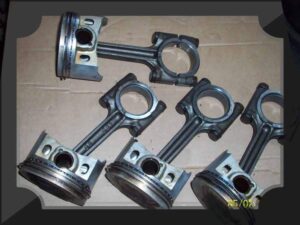 Piston cu segmenți și biela pentru perkins 4203 - set de 4 bucăți 1 Piston cu segmenți și biela pentru perkins 4203 – set de 4 bucăți