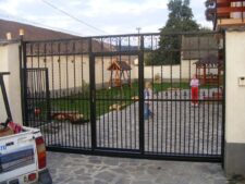 Poartă metalică autoportantă cu poartă pietonală integrată - design modern