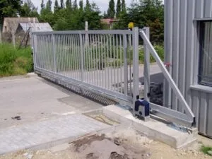 Poartă autoportantă metalică pentru acces auto