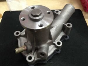 Pompa de apă pentru motor kubota d1305-e4b 1 Pompa de apă pentru motor kubota d1305-e4b