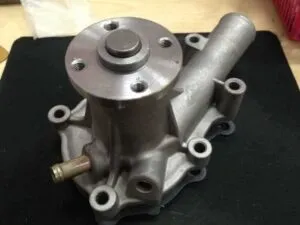 Pompa de apă pentru motor kubota v3307-cr-t-e4