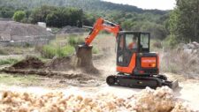 Miniexcavator Hitachi în acțiune la excavare