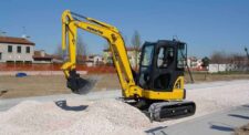 Miniexcavator Komatsu în funcțiune pe șantier