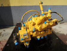 Pompa Hidraulică Tip Kawasaki Galbenă cu Multiple Conexiuni și Furtunuri