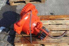 Reductor rotire second-hand pentru excavator O&K RH6LC, culoare portocalie, montat pe paleți