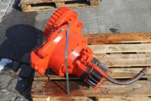 Reductor rotire second-hand pentru excavator o&k rh6lc, culoare portocalie, montat pe paleți 1 Reductor rotire second-hand pentru excavator o&k rh6lc, culoare portocalie, montat pe paleți
