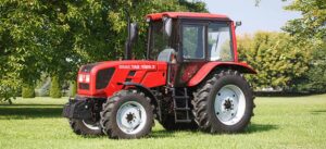 Tractor irum tag 1025. 3 pe câmp verde