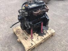 Motor Yanmar 4TNV98 pe palet de lemn