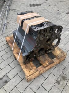 Bloc motor caterpillar c7 pe suport de lemn 1 Bloc motor caterpillar c7 pe suport de lemn