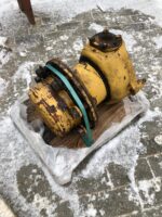 Butuc roată pentru Caterpillar TH62 - componentă uzată, galbenă, cu urme de rugină