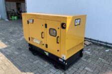Generator de curent Caterpillar 18 kVA cu motor CAT C2.2, panou de control, cutie baterie, rezervor combustibil, an 2022