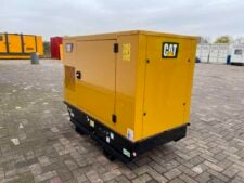 Generator de curent Caterpillar 22 kVA, motor CAT C2.2, an 2022, cutie silențioasă, rezervor, panou de control