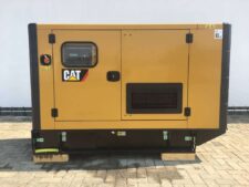 Generator de curent Caterpillar 88 kVA cu motor CAT C4.4, baterie, cutie din oțel, panou de control și rezervor